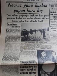 Cumhuriyet Gazetesi - 22 Mart 1942 - Cevapsız Sualler Cumhuriyet Başmakale - Nevruz günü baskı yapan kara kış - karlar altında kalan Galata köprüsü'nün görünüşü - Japon harp tebliği birmanya'da ileri hareket devam ediyor - Amerika'nın muhtelif cephelere sevk ettiği son sistem ağır tanklardan fotoğraf - bomba muhakemesi 1 Nisan'da Ankara ağırceza mahkemesinde başlayacak - Anıtkabir jüri azaları dönüyor - Mısır başvekili Nahas Paşaya bir talebe kurşun attı başvekile bir şey olmadı - şark cephesinden resimler - Taksim sinemasında bugün yıkılan yuva başrolde Fatma Rüştü - arjantina filmi Melek sinemasında - Spengler'in felsefesi yazan Ziyaeddin Fahri - Milli korunma mahkemesi Dün ilk kararını verdi - sızı yazan Mükerrem Kamil Su Yazı Dizisi - bugün Edirne'de yapılacak kır koşusu - Erna Sack'ın Bugünkü Konseri - Şen Şapka Sultanhamamda - bugünkü radyo programı - izona saç sabunu - borsa