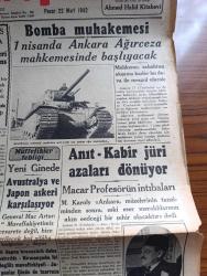 Cumhuriyet Gazetesi - 22 Mart 1942 - Cevapsız Sualler Cumhuriyet Başmakale - Nevruz günü baskı yapan kara kış - karlar altında kalan Galata köprüsü'nün görünüşü - Japon harp tebliği birmanya'da ileri hareket devam ediyor - Amerika'nın muhtelif cephelere sevk ettiği son sistem ağır tanklardan fotoğraf - bomba muhakemesi 1 Nisan'da Ankara ağırceza mahkemesinde başlayacak - Anıtkabir jüri azaları dönüyor - Mısır başvekili Nahas Paşaya bir talebe kurşun attı başvekile bir şey olmadı - şark cephesinden resimler - Taksim sinemasında bugün yıkılan yuva başrolde Fatma Rüştü - arjantina filmi Melek sinemasında - Spengler'in felsefesi yazan Ziyaeddin Fahri - Milli korunma mahkemesi Dün ilk kararını verdi - sızı yazan Mükerrem Kamil Su Yazı Dizisi - bugün Edirne'de yapılacak kır koşusu - Erna Sack'ın Bugünkü Konseri - Şen Şapka Sultanhamamda - bugünkü radyo programı - izona saç sabunu - borsa