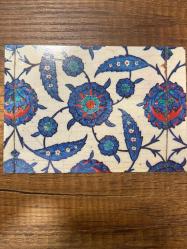 Sıraltı tekniğinde stilize gül motifli İznik çinisi 16. y.y. 2. Yarısı Hürrem sultan türbesi Kartpostal 15.5x11  ebatında