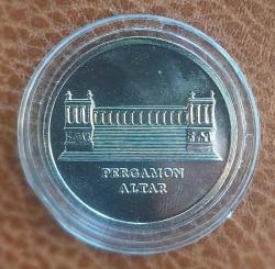 Almanya, DDR Başkent Berlin Arması / Berlin Müzesi Bergama Zeus Sunağı Temalı Hatıra (jeton Para) Madalyon 1984-1985. Krom Kaplama Çelik (15 gr/31 mm.) Nadir.