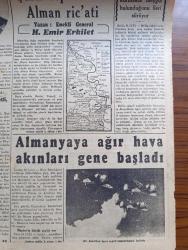 Cumhuriyet Gazetesi - 25 Eylül 1943 - faşist İtalyan hükümeti yazan Nadir Nadi Başmakale - denizaltı harbi tekrar başladı - hücuma uğrayan bir nakliye gemisine tam isabet fotoğraf - Kızılordu Dinyeper'de - şark cephesindeki harekatta tamamıyla harap olan bir tank ve mevziler fotoğraf - Edouard Herriot Öldü - müttefik askerleri İtalyan sahillerini mayınlardan temizliyor fotoğraf - Salerno'nun şimalinde Alman mukavemeti - askeri vaziyet şark cephesinde Alman Ricati yazan emekli general H. Emir Erkilet - Almanya'ya ağır hava akınları gene başladı - Münir Nurettin Selçuk Ben Mualla Gökçay bu akşam Tepebaşı belediye bahçesinde - Sezarın panejirigi 1919 İtalyan Anarşisi yazan Şükrü Kaya - Adalar şarkısı Melek sinemasında - kadın kasabı filmi elhamra'da - yugoslavya'da çete hareketleri büyüyor - Hamiyet Yüceses Cağaloğlu çiftesaraylar bahçesinde - Galatasaray'ın Kongresi - Selahattin Almay istanbulspor'a antrenör oldu - Fenerbahçe Beykoz maçı - Galatasaray Anadolu Hisarı maçı - Nubar Tekyay