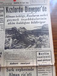 Cumhuriyet Gazetesi - 25 Eylül 1943 - faşist İtalyan hükümeti yazan Nadir Nadi Başmakale - denizaltı harbi tekrar başladı - hücuma uğrayan bir nakliye gemisine tam isabet fotoğraf - Kızılordu Dinyeper'de - şark cephesindeki harekatta tamamıyla harap olan bir tank ve mevziler fotoğraf - Edouard Herriot Öldü - müttefik askerleri İtalyan sahillerini mayınlardan temizliyor fotoğraf - Salerno'nun şimalinde Alman mukavemeti - askeri vaziyet şark cephesinde Alman Ricati yazan emekli general H. Emir Erkilet - Almanya'ya ağır hava akınları gene başladı - Münir Nurettin Selçuk Ben Mualla Gökçay bu akşam Tepebaşı belediye bahçesinde - Sezarın panejirigi 1919 İtalyan Anarşisi yazan Şükrü Kaya - Adalar şarkısı Melek sinemasında - kadın kasabı filmi elhamra'da - yugoslavya'da çete hareketleri büyüyor - Hamiyet Yüceses Cağaloğlu çiftesaraylar bahçesinde - Galatasaray'ın Kongresi - Selahattin Almay istanbulspor'a antrenör oldu - Fenerbahçe Beykoz maçı - Galatasaray Anadolu Hisarı maçı - Nubar Tekyay