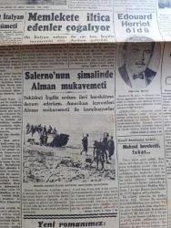 Cumhuriyet Gazetesi - 25 Eylül 1943 - faşist İtalyan hükümeti yazan Nadir Nadi Başmakale - denizaltı harbi tekrar başladı - hücuma uğrayan bir nakliye gemisine tam isabet fotoğraf - Kızılordu Dinyeper'de - şark cephesindeki harekatta tamamıyla harap olan bir tank ve mevziler fotoğraf - Edouard Herriot Öldü - müttefik askerleri İtalyan sahillerini mayınlardan temizliyor fotoğraf - Salerno'nun şimalinde Alman mukavemeti - askeri vaziyet şark cephesinde Alman Ricati yazan emekli general H. Emir Erkilet - Almanya'ya ağır hava akınları gene başladı - Münir Nurettin Selçuk Ben Mualla Gökçay bu akşam Tepebaşı belediye bahçesinde - Sezarın panejirigi 1919 İtalyan Anarşisi yazan Şükrü Kaya - Adalar şarkısı Melek sinemasında - kadın kasabı filmi elhamra'da - yugoslavya'da çete hareketleri büyüyor - Hamiyet Yüceses Cağaloğlu çiftesaraylar bahçesinde - Galatasaray'ın Kongresi - Selahattin Almay istanbulspor'a antrenör oldu - Fenerbahçe Beykoz maçı - Galatasaray Anadolu Hisarı maçı - Nubar Tekyay