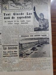 Cumhuriyet Gazetesi - 19 Eylül 1943 - İngiliz politikası yazan Nadir Nadi Başmakale - Almanlar Salernoda geri çekiliyorlar - müttefikler üç küçük adayı işgal ettiler - şimali İtalya'da iç durum yeniden karışıyor - Mussolini dün gece İtalyan milletine hitap etti fotoğraf - yeni gine'de harekata sahne olan bölgeleri gösterir kabartma harita - yeni gine'de lae üssü de zapt edildi - Almanlar Kief'i müdafaaya hazırlanıyor - Yıldız bahçesi dün halka açıldı fotoğraf - Dil iskelesinde yeni yapılan köprüden dün İlk tren geçerken fotoğraf - varlık vergisinden kimler muaf tutulacak - merhum kimyager İbrahim ethem'in cenazesi - Münir Nurettin Selçuk ve Mualla Gökçay Tepebaşı belediye bahçesinde - erkek düşmanı filmi bugün Saray sinemasında - topuzun kısmeti yazan Mahmut Yesari yazı dizisi - birinci sınıf operatör Doktor Cafer Tayyar Kankat - Hayriye Lisesi kayıt ilanı - Raşit Rıza tiyatrosu çemberlitaş sinemasında - Eterna İsveç saati - Universal kronograf saatleri gelmiştir arlon saat mağazası