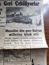 Cumhuriyet Gazetesi - 19 Eylül 1943 - İngiliz politikası yazan Nadir Nadi Başmakale - Almanlar Salernoda geri çekiliyorlar - müttefikler üç küçük adayı işgal ettiler - şimali İtalya'da iç durum yeniden karışıyor - Mussolini dün gece İtalyan milletine hitap etti fotoğraf - yeni gine'de harekata sahne olan bölgeleri gösterir kabartma harita - yeni gine'de lae üssü de zapt edildi - Almanlar Kief'i müdafaaya hazırlanıyor - Yıldız bahçesi dün halka açıldı fotoğraf - Dil iskelesinde yeni yapılan köprüden dün İlk tren geçerken fotoğraf - varlık vergisinden kimler muaf tutulacak - merhum kimyager İbrahim ethem'in cenazesi - Münir Nurettin Selçuk ve Mualla Gökçay Tepebaşı belediye bahçesinde - erkek düşmanı filmi bugün Saray sinemasında - topuzun kısmeti yazan Mahmut Yesari yazı dizisi - birinci sınıf operatör Doktor Cafer Tayyar Kankat - Hayriye Lisesi kayıt ilanı - Raşit Rıza tiyatrosu çemberlitaş sinemasında - Eterna İsveç saati - Universal kronograf saatleri gelmiştir arlon saat mağazası