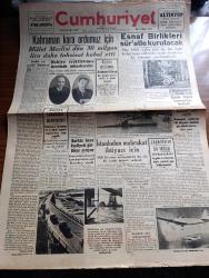 Cumhuriyet Gazetesi - 5 Mayıs 1942 - eski ve yeni dünya yazan Yunus Nadi Başmakale - Kahraman Kara ordumuz için Millet Meclisi gün 30 milyon lira daha tahsisat kabul etti - esnaf birlikleri süratle kurulacak - kutup denizi'nde Alman filosu bir İngiliz kruvazörüyle 6 şilebi batırdı - dün mecliste söz söyleyen vekiller milli müdafaa vekili Korgeneral Ali Rıza Artunkal ve dahiliye vekili Faik Öztrak fotoğraf - Kerç yarımadası'nda Hava meydanları ağır hücumlara uğradı - denizlerde geniş faaliyete girişen Alman denizaltılarından bir filo fotoğraf - Uzakşark harbi Çin'de Japon taarruzları başladı - Amerika'da şeker vesika'ya bağlandı - romanlarımız sinekli bakkal Yazan İsmail Habip - gece gündüz benimsin filmi şark sinemasında - Denizcilik yazan Abidin Daver - Sızı Yazan Mükerrem Kamil Su Yazı Dizisi - boşuna öfke yazan Burhan Felek - mektepler atletizmi ve futbol birinciliği - Galatasaray Fenerbahçe Spor Bayramı - Almanya Macaristan milli maçı - bugünkü radyo programı - borsa