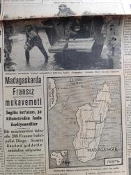 Cumhuriyet Gazetesi - 7 Mayıs 1942 - yakacak ihtiyacı yazan Yunus Nadi Başmakale - suikast davasında  Pavlof'un iddiaları fotoğraf  - Laval berlin'e gidiyor - dahiliye vekili Faik öztırak çekildi yerine Erzurum mebusu Doktor Fikri Tüzer getirildi - Memduh Şevket Esendal Parti genel sekreteri oldu - Ekmek İstihkakı Bugün tam verilecek - Madagaskar harekatı'nda faaliyet gösterdikleri bildirilen İngiliz komandoslarından birisi çıkarma esnasında fotoğraf - Madagaskar'da Fransız mukavemeti - uzakşark harbi Corregidor teslim oldu - merhum Ali Suavi için 20 Mayıs günü halkevinde alınacak - hamlet davası Muhsin Ertuğrul'un açtığı hakaret davasında Celaleddin Ezine beraat etti - üniversite rektörü Cemil Birsel Ankara'ya gitti - kadın ve şeytan bu akşam Lale sinemasında - perili ev bu akşam Saray sinemasında - kabuslar içinde ve Beyaz kelebek filmi Taksim sinemasında - Fenni sünnetçi Emin Fidan - bugünkü radyo programı - Deva ağrı kesici - Borsa