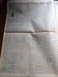 Cumhuriyet Gazetesi - 7 Mayıs 1942 - yakacak ihtiyacı yazan Yunus Nadi Başmakale - suikast davasında  Pavlof'un iddiaları fotoğraf  - Laval berlin'e gidiyor - dahiliye vekili Faik öztırak çekildi yerine Erzurum mebusu Doktor Fikri Tüzer getirildi - Memduh Şevket Esendal Parti genel sekreteri oldu - Ekmek İstihkakı Bugün tam verilecek - Madagaskar harekatı'nda faaliyet gösterdikleri bildirilen İngiliz komandoslarından birisi çıkarma esnasında fotoğraf - Madagaskar'da Fransız mukavemeti - uzakşark harbi Corregidor teslim oldu - merhum Ali Suavi için 20 Mayıs günü halkevinde alınacak - hamlet davası Muhsin Ertuğrul'un açtığı hakaret davasında Celaleddin Ezine beraat etti - üniversite rektörü Cemil Birsel Ankara'ya gitti - kadın ve şeytan bu akşam Lale sinemasında - perili ev bu akşam Saray sinemasında - kabuslar içinde ve Beyaz kelebek filmi Taksim sinemasında - Fenni sünnetçi Emin Fidan - bugünkü radyo programı - Deva ağrı kesici - Borsa