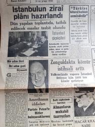Cumhuriyet Gazetesi - 13 Şubat 1942 - bir adım İleri iki adım geri siyaseti yazan Yunus Nadi Başmakale - İstanbul'un zirai planı hazırlandı - Gazette De Lausanne'ın mühim bir makalesi Türkiye bitaraf kalmak azmindedir - Amerika'nın iddiaları Paris'te Peten'le  Hitler buluşacaklarmış - şark cephesinden yeni resimler ormanlarda Alman ileri hat siperleri - Macar Kral Naibi değişiyor - Tass ajansının bir tekzibi batum'daki rus taburlarının bize iltica ettikleri asılsız - Singapur harbi şehir hala mukavemet ediyor - İzmir mebusu Mustafa Bengisu vefat etti - Japon harp tebliği birmanya'da ilk hat istihkamları - İspanya ve Portekiz yakınlaşması General Franco ile M.Salazar sevilde müzakerelere giriştiler - denizlerde durum yazan Abidin Daver yazı dizisi - millet namına filmi bu akşam ses sinemasında - İbrahim Özgür ve Ateş böceklerinin iştirakiyle danslı çay beyazıt'ta Marmara sineması alt salonunda - zehirli çiçek filmi başrolde eşsiz Dilber Mısır yıldızı Emine Şekib Taksim sinemasında
