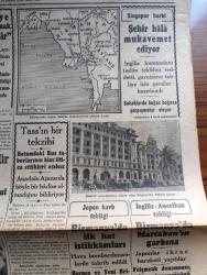 Cumhuriyet Gazetesi - 13 Şubat 1942 - bir adım İleri iki adım geri siyaseti yazan Yunus Nadi Başmakale - İstanbul'un zirai planı hazırlandı - Gazette De Lausanne'ın mühim bir makalesi Türkiye bitaraf kalmak azmindedir - Amerika'nın iddiaları Paris'te Peten'le  Hitler buluşacaklarmış - şark cephesinden yeni resimler ormanlarda Alman ileri hat siperleri - Macar Kral Naibi değişiyor - Tass ajansının bir tekzibi batum'daki rus taburlarının bize iltica ettikleri asılsız - Singapur harbi şehir hala mukavemet ediyor - İzmir mebusu Mustafa Bengisu vefat etti - Japon harp tebliği birmanya'da ilk hat istihkamları - İspanya ve Portekiz yakınlaşması General Franco ile M.Salazar sevilde müzakerelere giriştiler - denizlerde durum yazan Abidin Daver yazı dizisi - millet namına filmi bu akşam ses sinemasında - İbrahim Özgür ve Ateş böceklerinin iştirakiyle danslı çay beyazıt'ta Marmara sineması alt salonunda - zehirli çiçek filmi başrolde eşsiz Dilber Mısır yıldızı Emine Şekib Taksim sinemasında