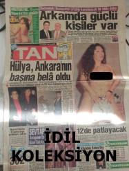 Süper Tan Haftalık Magazin ve Siyasi Aktüalite Gazetesi - 15 Kasım 1992 - Süleyman Demirel - Arkamda güçlü kişiler var - Serpil Alkan - Rahmi Koç - Sevtap Demiroğulları - Emel Çelik - Selmin Alponat - Hülya Mecilli, Ankara'nın başına bela oldu - Ölümün Sıcak Yüzü çizgi romanı - Haldun Sevel - Süper Tan'cıların Uydu Kanalı - Nurettin'in tramvayı yoldan çıktı - Yasemin Yalçın'dan dava - Rüzgara Karşı - Engin Şeremet - Maydanoz - Thierry Laroche - Ekran Çıldırdı - Dansözlü Gece - Leyla Adalı - Ozan Orhon - Muazzez Ersoy - Cem Karaca - Korkunç Tatil filmi - Körfez savaşı Kocaeli'nin - Beşiktaş yenilmiyor - Bedmen: Kötü Adam fotoromanı - Yavuz Karakaş - Sedat Özen - Hülya Ertan - Fadıl Öz - Sevtap, Avrupa'nın En Güzel Türk Kızı - Gonca Çalhan - Deniz Altıner - Sermin Yaman - Seval Şafak - Sevgi Hafızoğlu - Dilek Turkayık - Berna Çpın - Birsen Bakkaloğlu - Şule Kırmızıbayrak - Kumsal Altıner - Pelin Dursun - Selda Akyıldız fotoğraf ve haberi - Tam Takım Gazete