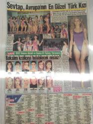 Süper Tan Haftalık Magazin ve Siyasi Aktüalite Gazetesi - 15 Kasım 1992 - Süleyman Demirel - Arkamda güçlü kişiler var - Serpil Alkan - Rahmi Koç - Sevtap Demiroğulları - Emel Çelik - Selmin Alponat - Hülya Mecilli, Ankara'nın başına bela oldu - Ölümün Sıcak Yüzü çizgi romanı - Haldun Sevel - Süper Tan'cıların Uydu Kanalı - Nurettin'in tramvayı yoldan çıktı - Yasemin Yalçın'dan dava - Rüzgara Karşı - Engin Şeremet - Maydanoz - Thierry Laroche - Ekran Çıldırdı - Dansözlü Gece - Leyla Adalı - Ozan Orhon - Muazzez Ersoy - Cem Karaca - Korkunç Tatil filmi - Körfez savaşı Kocaeli'nin - Beşiktaş yenilmiyor - Bedmen: Kötü Adam fotoromanı - Yavuz Karakaş - Sedat Özen - Hülya Ertan - Fadıl Öz - Sevtap, Avrupa'nın En Güzel Türk Kızı - Gonca Çalhan - Deniz Altıner - Sermin Yaman - Seval Şafak - Sevgi Hafızoğlu - Dilek Turkayık - Berna Çpın - Birsen Bakkaloğlu - Şule Kırmızıbayrak - Kumsal Altıner - Pelin Dursun - Selda Akyıldız fotoğraf ve haberi - Tam Takım Gazete