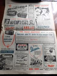Cumhuriyet Gazetesi - 9 Aralık 1950 - kızıl Çin'e karşı Abidin Daver Başmakale - hür dünya tecavüz karşısında birleşti - Washington Konferansı dün sona erdi ve bir tebliğ neşredildi - 1951 yılı bütçesi dün meclise verildi - bütçenin masraf kısmı 1 milyar 272 milyon 630.333 lira olarak tespit edildi - Kore tugayımızın destanları kongre zabıtlarında geçti - dün gece uçakla gelen resimlerden tokyo'ya nakledilen Kahraman yaralılarımızdan Er Ali Sönmez hastanede Cumhuriyet okurken - kahramanların Kore'den mektupları - emniyet müdürlerinin dünkü toplantısı fotoğraf - Kore'deki yaralılar kahramanlık destanlarını anlatıyor harp muhabirimiz Faruk Fenik bildiriyor - Ali Ulvi karikatür - Milli Türk Talebe Birliği Kore şehitleri için bugün miting yapacak - oynaması yasak edilen Sana Rey veriyorum piyesi - Saraybosna takımı İstanbul ve Ankara'da 2 maç yapmak üzere geliyor - bu gece yapılacak boks maçları  - Nobel ödüllü Emily'nin ölümü yazan William Faulkner - suni kalple ilk tecrübe fotoğraf