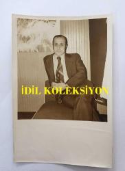 GAZİNOCULAR KRALI FAHRETTİN ASLAN'IN ORİJİNAL 2'Lİ FOTOĞRAF SETİ - 18 x 12 cm EBADINDA -  FAHRETTİN ASLAN ODASINDA KONUŞUP POZ VERİRKEN ÇEKİLMİŞ 2 FARKLI KARE