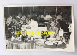 GAZİNOCULAR KRALI FAHRETTİN ASLAN'IN ORİJİNAL 2'Lİ FOTOĞRAF SETİ - 18 x 12 cm EBADINDA -  FAHRETTİN ASLAN, SEMA MALİKİ ve ARZI ASLAN, BÜYÜK KULÜP'TE AYNI MASADA YEMEK YERKEN ve SOHBET EDERKEN ÇEKİLMİŞ 2 FARKLI KARE