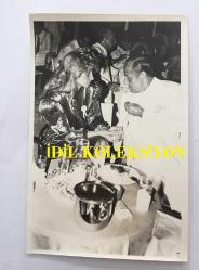 GAZİNOCULAR KRALI FAHRETTİN ASLAN'IN ORİJİNAL 2'Lİ FOTOĞRAF SETİ - 18 x 12 cm EBADINDA -  FAHRETTİN ASLAN, SEMA MALİKİ ve ARZI ASLAN, BÜYÜK KULÜP'TE AYNI MASADA YEMEK YERKEN ve SOHBET EDERKEN ÇEKİLMİŞ 2 FARKLI KARE