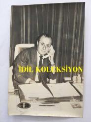 GAZİNOCULAR KRALI FAHRETTİN ASLAN'IN ORİJİNAL 4'LÜ FOTOĞRAF SETİ - 18 x 12 cm EBADINDA -  FAHRETTİN ASLAN BÜROSUNDAKİ ÇALIŞMA MASASINDA TELEFONLA KONUŞURKEN ve POZ VERİRKEN ÇEKİLMİŞ 4 FARKLI KARE, 18 ARALIK 1983
