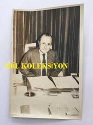 GAZİNOCULAR KRALI FAHRETTİN ASLAN'IN ORİJİNAL 4'LÜ FOTOĞRAF SETİ - 18 x 12 cm EBADINDA -  FAHRETTİN ASLAN BÜROSUNDAKİ ÇALIŞMA MASASINDA TELEFONLA KONUŞURKEN ve POZ VERİRKEN ÇEKİLMİŞ 4 FARKLI KARE, 18 ARALIK 1983