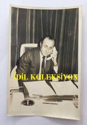 GAZİNOCULAR KRALI FAHRETTİN ASLAN'IN ORİJİNAL 4'LÜ FOTOĞRAF SETİ - 18 x 12 cm EBADINDA -  FAHRETTİN ASLAN BÜROSUNDAKİ ÇALIŞMA MASASINDA TELEFONLA KONUŞURKEN ve POZ VERİRKEN ÇEKİLMİŞ 4 FARKLI KARE, 18 ARALIK 1983