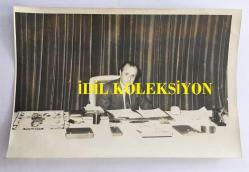 GAZİNOCULAR KRALI FAHRETTİN ASLAN'IN ORİJİNAL 4'LÜ FOTOĞRAF SETİ - 18 x 12 cm EBADINDA -  FAHRETTİN ASLAN BÜROSUNDAKİ ÇALIŞMA MASASINDA TELEFONLA KONUŞURKEN ve POZ VERİRKEN ÇEKİLMİŞ 4 FARKLI KARE, 18 ARALIK 1983