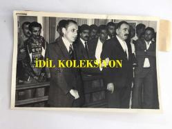 GAZİNOCULAR KRALI FAHRETTİN ASLAN'IN ORİJİNAL 2'Lİ FOTOĞRAF SETİ - 18 x 12 cm EBADINDA -  FAHRETTİN ASLAN'IN HÜSEYİN CEVAHİROĞLU'YLA BİRLİKTE İSTANBUL ŞİŞLİ 2. ASLİYE CEZA MAHKEMESİNDEKİ YARGILAMADA DURUŞMA ANINDA ÇEKİLMİŞ 2 FARKLI KARE, 22 AĞUSTOS 1984