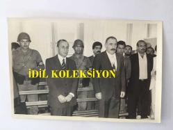 GAZİNOCULAR KRALI FAHRETTİN ASLAN'IN ORİJİNAL 2'Lİ FOTOĞRAF SETİ - 18 x 12 cm EBADINDA -  FAHRETTİN ASLAN'IN HÜSEYİN CEVAHİROĞLU'YLA BİRLİKTE İSTANBUL ŞİŞLİ 2. ASLİYE CEZA MAHKEMESİNDEKİ YARGILAMADA DURUŞMA ANINDA ÇEKİLMİŞ 2 FARKLI KARE, 22 AĞUSTOS 1984