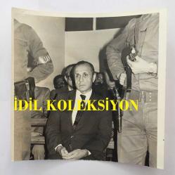 GAZİNOCULAR KRALI FAHRETTİN ASLAN'IN ORİJİNAL 4'LÜ FOTOĞRAF SETİ - 18 x 12 cm ve 12 x 11 cm EBADINDA -  FAHRETTİN ASLAN ESKİ EMNİYET MÜDÜRÜ ŞÜKRÜ BALCIYA RÜŞVET VERDİĞİ İDDİASIYLA YARGILANDIĞI MAHKEMEDE BERAAT ETTİ, 1 KASIM 1984, DURUŞMA ANINDAN 4 FARKLI KARE