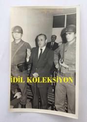 GAZİNOCULAR KRALI FAHRETTİN ASLAN'IN ORİJİNAL 4'LÜ FOTOĞRAF SETİ - 18 x 12 cm ve 12 x 11 cm EBADINDA -  FAHRETTİN ASLAN ESKİ EMNİYET MÜDÜRÜ ŞÜKRÜ BALCIYA RÜŞVET VERDİĞİ İDDİASIYLA YARGILANDIĞI MAHKEMEDE BERAAT ETTİ, 1 KASIM 1984, DURUŞMA ANINDAN 4 FARKLI KARE