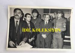 GAZİNOCULAR KRALI FAHRETTİN ASLAN'IN ORİJİNAL 4'LÜ FOTOĞRAF SETİ - 18 x 12 cm ve 12 x 11 cm EBADINDA -  FAHRETTİN ASLAN ESKİ EMNİYET MÜDÜRÜ ŞÜKRÜ BALCIYA RÜŞVET VERDİĞİ İDDİASIYLA YARGILANDIĞI MAHKEMEDE BERAAT ETTİ, 1 KASIM 1984, DURUŞMA ANINDAN 4 FARKLI KARE