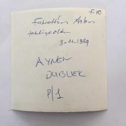 GAZİNOCULAR KRALI FAHRETTİN ASLAN'IN ORİJİNAL 4'LÜ FOTOĞRAF SETİ - 18 x 12 cm ve 12 x 11 cm EBADINDA -  FAHRETTİN ASLAN ESKİ EMNİYET MÜDÜRÜ ŞÜKRÜ BALCIYA RÜŞVET VERDİĞİ İDDİASIYLA YARGILANDIĞI MAHKEMEDE BERAAT ETTİ, 1 KASIM 1984, DURUŞMA ANINDAN 4 FARKLI KARE