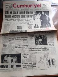 Cumhuriyet Gazetesi - 18 Nisan 1960 - CHP ve basınla ilgili önerge Bugün mecliste görüşülüyor - İngiltere'deki atomik silah araştırmalarını protesto maksadıyla Londra'ya yürüyüş fotoğraf - Ürdün Kralı Hüseyin eczacı Okulu'nun çayında bulundu fotoğraf - Petrol işçileri sendikası kooperatifinin Levent asfaltı üzerinde inşa edeceği evlerin temel atma töreni fotoğraf - balkan boks şampiyonası bitti - güreşçi Orhan Tus Bulgar rakibi Hristof'u mağlup etti fotoğraf - İsmet İnönü her zamankinden daha kuvvetliyiz dedi - Evlerden biri yazan Orhan Kemal yazı dizisi - 17 Nisan ve solculuk yazan Hasan Ali Yücel - sinemada 12 öfkeli adam yazan Selmi Andak - Bay Oscar karikatür - Le Monde'a göre Adnan Menderes'in Moskova seyahati - Filistin ordusu ile ilgili hazırlıklar gelişiyor - Galatasaray 2 Ankaragücü 0 - Metin Oktay - Turgay Şeren iyi maç çıkarttı fotoğraf - genç milli takımımız Doğu Almanya ile oynuyor - Beşiktaş Bursa'da 1-0 Galip - Spor Toto tahmin - milli ligde puan durumu -halterde 6 rekor