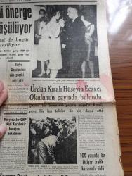 Cumhuriyet Gazetesi - 18 Nisan 1960 - CHP ve basınla ilgili önerge Bugün mecliste görüşülüyor - İngiltere'deki atomik silah araştırmalarını protesto maksadıyla Londra'ya yürüyüş fotoğraf - Ürdün Kralı Hüseyin eczacı Okulu'nun çayında bulundu fotoğraf - Petrol işçileri sendikası kooperatifinin Levent asfaltı üzerinde inşa edeceği evlerin temel atma töreni fotoğraf - balkan boks şampiyonası bitti - güreşçi Orhan Tus Bulgar rakibi Hristof'u mağlup etti fotoğraf - İsmet İnönü her zamankinden daha kuvvetliyiz dedi - Evlerden biri yazan Orhan Kemal yazı dizisi - 17 Nisan ve solculuk yazan Hasan Ali Yücel - sinemada 12 öfkeli adam yazan Selmi Andak - Bay Oscar karikatür - Le Monde'a göre Adnan Menderes'in Moskova seyahati - Filistin ordusu ile ilgili hazırlıklar gelişiyor - Galatasaray 2 Ankaragücü 0 - Metin Oktay - Turgay Şeren iyi maç çıkarttı fotoğraf - genç milli takımımız Doğu Almanya ile oynuyor - Beşiktaş Bursa'da 1-0 Galip - Spor Toto tahmin - milli ligde puan durumu -halterde 6 rekor
