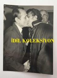 GAZİNOCULAR KRALI FAHRETTİN ASLAN'IN ORİJİNAL FOTOĞRAFI - 12 x 9 cm EBADINDA - FAHRETTİN ASLAN MAHKEME SONRASINDA AVUKATIYLA TOKALAŞIRKEN ÇEKİLMİŞ BİR KARE, 1 KASIM 1984