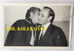 GAZİNOCULAR KRALI FAHRETTİN ASLAN'IN ORİJİNAL FOTOĞRAFI - 18 x 12 cm EBADINDA - FAHRETTİN ASLAN YABANCI UYRKUKLU BİR KİŞİYE KOKAİN SAĞLADIĞI İDDİASIYLA YARGILANDIĞI MAHKEMEDE BERAAT ETTİ, AVUKATIYLA KONUŞURKEN ÇEKİLMİŞ BİR KARE, 15 EKİM 1985
