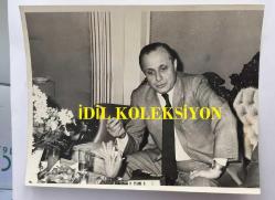 GAZİNOCULAR KRALI FAHRETTİN ASLAN'IN ORİJİNAL 3'LÜ FOTOĞRAF SETİ - 18 x 12 cm ve 15 x 12 cm EBADINDA - FAHRETTİN ASLAN TAN GAZETESİNE RÖPORTAJ VERİRKEN ÇEKİLMİŞ 3 FARKLI KARE ''ARTIK HAVADAN PARA KAZANMA DEVRİ BİTTİ'', 28 OCAK 1984