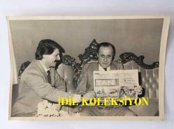GAZİNOCULAR KRALI FAHRETTİN ASLAN'IN ORİJİNAL 3'LÜ FOTOĞRAF SETİ - 18 x 12 cm ve 15 x 12 cm EBADINDA - FAHRETTİN ASLAN TAN GAZETESİNE RÖPORTAJ VERİRKEN ÇEKİLMİŞ 3 FARKLI KARE ''ARTIK HAVADAN PARA KAZANMA DEVRİ BİTTİ'', 28 OCAK 1984
