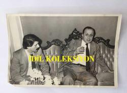 GAZİNOCULAR KRALI FAHRETTİN ASLAN'IN ORİJİNAL 3'LÜ FOTOĞRAF SETİ - 18 x 12 cm ve 15 x 12 cm EBADINDA - FAHRETTİN ASLAN TAN GAZETESİNE RÖPORTAJ VERİRKEN ÇEKİLMİŞ 3 FARKLI KARE ''ARTIK HAVADAN PARA KAZANMA DEVRİ BİTTİ'', 28 OCAK 1984