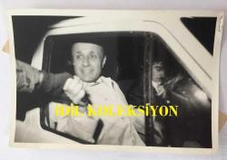 GAZİNOCULAR KRALI FAHRETTİN ASLAN'IN ORİJİNAL FOTOĞRAFI - 18 x 12 cm EBADINDA - FAHRETTİN ASLAN ŞİŞLİ 3. ASLİYE CEZA MAHKEMESİNCE HAKKINDA TAHLİYE KARARI VERİLMESİ SONRASINDA ARACINDA SACİT ASLAN'LA BİRLİKTE AYNI KAREDE, 1 KASIM 1984