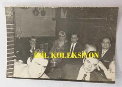 GAZİNOCULAR KRALI FAHRETTİN ASLAN'IN ORİJİNAL FOTOĞRAFI - 18 x 12 cm EBADINDA - FAHRETTİN ASLAN ve BEHİYE AKSOY, GAZİNODA AYNI MASADA HATIRA POZU VERİRKEN