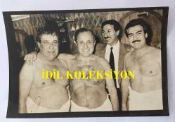 GAZİNOCULAR KRALI FAHRETTİN ASLAN'IN ORİJİNAL FOTOĞRAFI - 18 x 12 cm EBADINDA - FAHRETTİN ASLAN DARGIN OLDUĞU AĞABEYİ MUSTAFA ASLAN'LA BARIŞMASI SONRASINDA HAMAM SEFASINDA NURİ SESİGÜZEL İLE HATIRA POZU VERİRKEN ÇEKİLMİŞ BİR KARE,