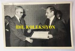 GAZİNOCULAR KRALI FAHRETTİN ASLAN'IN ORİJİNAL FOTOĞRAFI - 18 x 12 cm EBADINDA - FAHRETTİN ASLAN, İSTANBUL VALİSİ NEVZAT AYAZ'DAN ÖDÜL ALIRKEN ÇEKİLMİŞ BİR KARE, 23 KASIM 1984