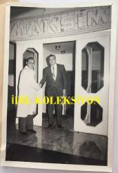 GAZİNOCULAR KRALI FAHRETTİN ASLAN'IN ORİJİNAL FOTOĞRAFI - 18 x 12 cm EBADINDA - FAHRETTİN ASLAN BERAAT ETTİKTEN SONRA MAKSİM GAZİNOSUNA GELİŞİNDE KAPIDA KARŞILANIRKEN ÇEKİLMİŞ BİR KARE, 2 KASIM 1984