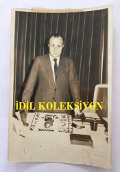 GAZİNOCULAR KRALI FAHRETTİN ASLAN'IN ORİJİNAL FOTOĞRAFI - 18 x 12 cm EBADINDA - FAHRETTİN ASLAN MASASINDA POZ VERİRKEN ÇEKİLMİŞ BİR KARE, 6 ŞUBAT 1984