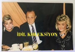 GAZİNOCULAR KRALI FAHRETTİN ASLAN'IN ORİJİNAL FOTOĞRAFI - 15 x 10 cm EBADINDA - FAHRETTİN ASLAN, KIZLARI ESİN ASLAN ve ESRA ASLAN AYNI MASADA HATIRA POZU VERİRKEN ÇEKİLMİŞ BİR KARE, (AJANS BASIMI DEĞİL, ORİJİNAL NET KALİTEDE FOTOĞRAFTIR) 20 KASIM 1988, ÖZEL ARŞİV