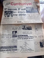 Cumhuriyet Gazetesi - 2 Aralık 1962 - sahipsiz kalan devrim yazan Nadir Nadi Başmakale - Adalet Partisi kongresinde Demokrat Parti rozetli bazı delegeler kavga çıkardılar - Ragıp Gümüş Pala'nın Atatürk'e benzetildiği Adalet Partisi Kongresi tamamlanamadı - hukuk Bayramı dün kutlandı fotoğraf  - İsmet İnönü Malatya CHP İl kongresinde konuşacak - bir Suriye mahkemesi devlet demiryollarına celp gönderdi - Almanya'daki Türk işçileri röportajı yapan Erol dallı - Cıgaranın dumanı yazan İlhan Selçuk - Yer Demir Gök Bakır yazan Yaşar Kemal yazı dizisi - Büyük İsyan filmi Atlas sinemasında - komünist Çin birlikleri Hind sınır bölgesinden çekiliyor - John Steinbeck'e göre Nobel mükafatı fotoğraf - İstanbul yosmaları yazan Reşat Ekrem koçu - haftanın şakaları yazan Burhan Felek - Telefunken Pikap - İşte Diktatör Olmayan Sukarno fotoğraf - Türkiye İtalya maçı 16.30'da Ankara radyosunda verilecek - Venezia'lı Can Bartu Milli takım kampında futbolcularla fotoğraf - Turgay Şeren ve  Metin Oktay foto
