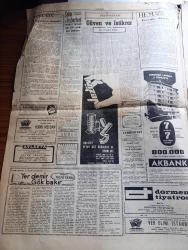 Cumhuriyet Gazetesi - 2 Aralık 1962 - sahipsiz kalan devrim yazan Nadir Nadi Başmakale - Adalet Partisi kongresinde Demokrat Parti rozetli bazı delegeler kavga çıkardılar - Ragıp Gümüş Pala'nın Atatürk'e benzetildiği Adalet Partisi Kongresi tamamlanamadı - hukuk Bayramı dün kutlandı fotoğraf  - İsmet İnönü Malatya CHP İl kongresinde konuşacak - bir Suriye mahkemesi devlet demiryollarına celp gönderdi - Almanya'daki Türk işçileri röportajı yapan Erol dallı - Cıgaranın dumanı yazan İlhan Selçuk - Yer Demir Gök Bakır yazan Yaşar Kemal yazı dizisi - Büyük İsyan filmi Atlas sinemasında - komünist Çin birlikleri Hind sınır bölgesinden çekiliyor - John Steinbeck'e göre Nobel mükafatı fotoğraf - İstanbul yosmaları yazan Reşat Ekrem koçu - haftanın şakaları yazan Burhan Felek - Telefunken Pikap - İşte Diktatör Olmayan Sukarno fotoğraf - Türkiye İtalya maçı 16.30'da Ankara radyosunda verilecek - Venezia'lı Can Bartu Milli takım kampında futbolcularla fotoğraf - Turgay Şeren ve  Metin Oktay foto