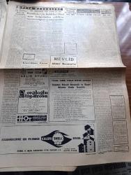 Cumhuriyet Gazetesi - 2 Aralık 1962 - sahipsiz kalan devrim yazan Nadir Nadi Başmakale - Adalet Partisi kongresinde Demokrat Parti rozetli bazı delegeler kavga çıkardılar - Ragıp Gümüş Pala'nın Atatürk'e benzetildiği Adalet Partisi Kongresi tamamlanamadı - hukuk Bayramı dün kutlandı fotoğraf  - İsmet İnönü Malatya CHP İl kongresinde konuşacak - bir Suriye mahkemesi devlet demiryollarına celp gönderdi - Almanya'daki Türk işçileri röportajı yapan Erol dallı - Cıgaranın dumanı yazan İlhan Selçuk - Yer Demir Gök Bakır yazan Yaşar Kemal yazı dizisi - Büyük İsyan filmi Atlas sinemasında - komünist Çin birlikleri Hind sınır bölgesinden çekiliyor - John Steinbeck'e göre Nobel mükafatı fotoğraf - İstanbul yosmaları yazan Reşat Ekrem koçu - haftanın şakaları yazan Burhan Felek - Telefunken Pikap - İşte Diktatör Olmayan Sukarno fotoğraf - Türkiye İtalya maçı 16.30'da Ankara radyosunda verilecek - Venezia'lı Can Bartu Milli takım kampında futbolcularla fotoğraf - Turgay Şeren ve  Metin Oktay foto