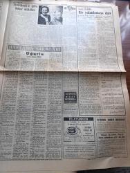 Cumhuriyet Gazetesi - 2 Aralık 1962 - sahipsiz kalan devrim yazan Nadir Nadi Başmakale - Adalet Partisi kongresinde Demokrat Parti rozetli bazı delegeler kavga çıkardılar - Ragıp Gümüş Pala'nın Atatürk'e benzetildiği Adalet Partisi Kongresi tamamlanamadı - hukuk Bayramı dün kutlandı fotoğraf  - İsmet İnönü Malatya CHP İl kongresinde konuşacak - bir Suriye mahkemesi devlet demiryollarına celp gönderdi - Almanya'daki Türk işçileri röportajı yapan Erol dallı - Cıgaranın dumanı yazan İlhan Selçuk - Yer Demir Gök Bakır yazan Yaşar Kemal yazı dizisi - Büyük İsyan filmi Atlas sinemasında - komünist Çin birlikleri Hind sınır bölgesinden çekiliyor - John Steinbeck'e göre Nobel mükafatı fotoğraf - İstanbul yosmaları yazan Reşat Ekrem koçu - haftanın şakaları yazan Burhan Felek - Telefunken Pikap - İşte Diktatör Olmayan Sukarno fotoğraf - Türkiye İtalya maçı 16.30'da Ankara radyosunda verilecek - Venezia'lı Can Bartu Milli takım kampında futbolcularla fotoğraf - Turgay Şeren ve  Metin Oktay foto