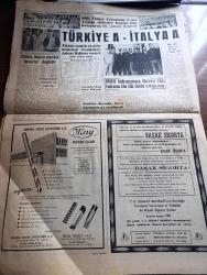 Cumhuriyet Gazetesi - 2 Aralık 1962 - sahipsiz kalan devrim yazan Nadir Nadi Başmakale - Adalet Partisi kongresinde Demokrat Parti rozetli bazı delegeler kavga çıkardılar - Ragıp Gümüş Pala'nın Atatürk'e benzetildiği Adalet Partisi Kongresi tamamlanamadı - hukuk Bayramı dün kutlandı fotoğraf  - İsmet İnönü Malatya CHP İl kongresinde konuşacak - bir Suriye mahkemesi devlet demiryollarına celp gönderdi - Almanya'daki Türk işçileri röportajı yapan Erol dallı - Cıgaranın dumanı yazan İlhan Selçuk - Yer Demir Gök Bakır yazan Yaşar Kemal yazı dizisi - Büyük İsyan filmi Atlas sinemasında - komünist Çin birlikleri Hind sınır bölgesinden çekiliyor - John Steinbeck'e göre Nobel mükafatı fotoğraf - İstanbul yosmaları yazan Reşat Ekrem koçu - haftanın şakaları yazan Burhan Felek - Telefunken Pikap - İşte Diktatör Olmayan Sukarno fotoğraf - Türkiye İtalya maçı 16.30'da Ankara radyosunda verilecek - Venezia'lı Can Bartu Milli takım kampında futbolcularla fotoğraf - Turgay Şeren ve  Metin Oktay foto