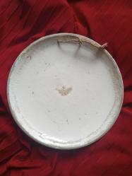 Kütahya çini  tabak nadir Bismillahirrahman.        irrahim yazılı  hat.Tabak içine değil dış tarafına yazılmış .1930 -40 arası  çap 17 cm